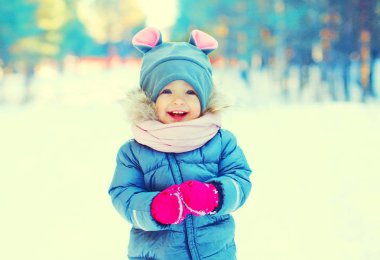 Kış portre mutlu gülümseyen çocuk dışarıda eğleniyor