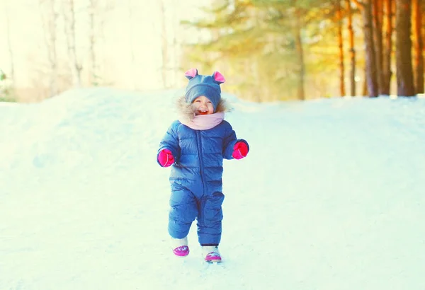 Inverno felice bambino sorridente divertirsi sulla neve — Foto Stock
