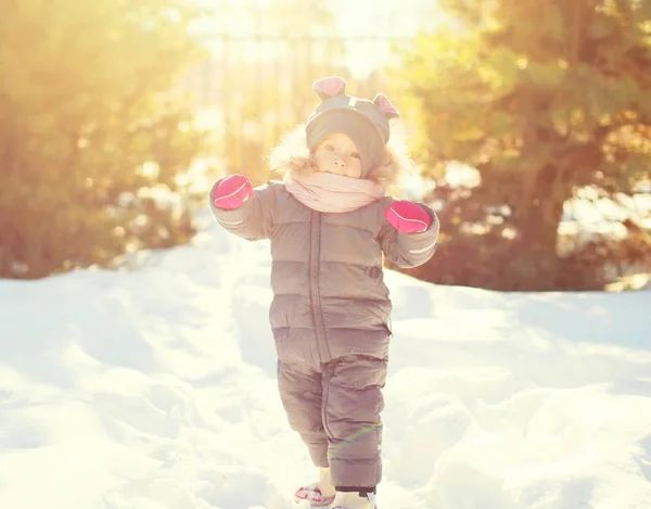 Winter glücklich lächelndes kleines Kind spielt an sonnigem Tag — Stockfoto