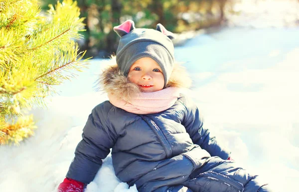 Vinter lyckligt leende barn leker i snön — Stockfoto