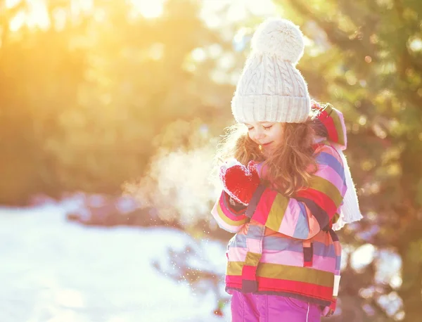 Vinter lyckligt-leende liten flicka barn över soliga snötäckta ba — Stockfoto