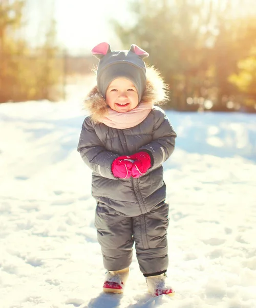 Retrato de invierno divertido niño sonriente jugando en el día soleado —  Fotos de Stock