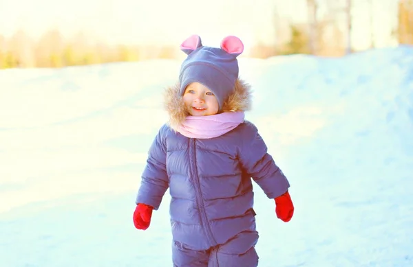 Portret zima śmieszne uśmiechniętego dziecka spacery w śniegu — Zdjęcie stockowe