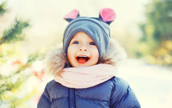 Retrato de inverno criança sorridente feliz perto de árvore de Natal ramo — Fotografia de Stock