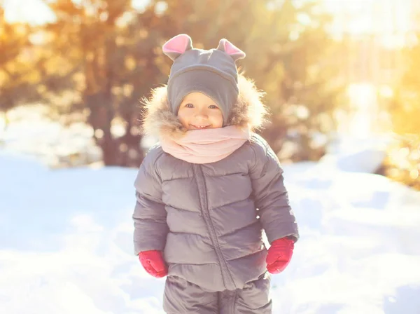 Зимовий портрет щасливий усміхнений маленький дитина грає в сонячний день — стокове фото