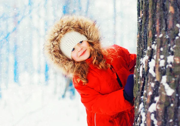 हिवाळी पोर्ट्रेट आनंदी स्मित लहान मुलाला झाड ओवे जवळ खेळत आहे — स्टॉक फोटो, इमेज