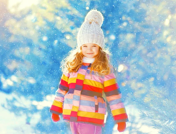 Vinter porträtt glada leende liten flicka barn över snöiga backg — Stockfoto