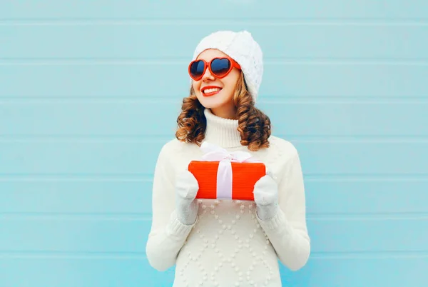 Natal retrato feliz sorrindo mulher com caixa de presente vestindo um k — Fotografia de Stock