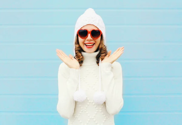 Glücklich lächelnde Frau, die Spaß mit einer Sonnenbrille in Herzform hat, — Stockfoto