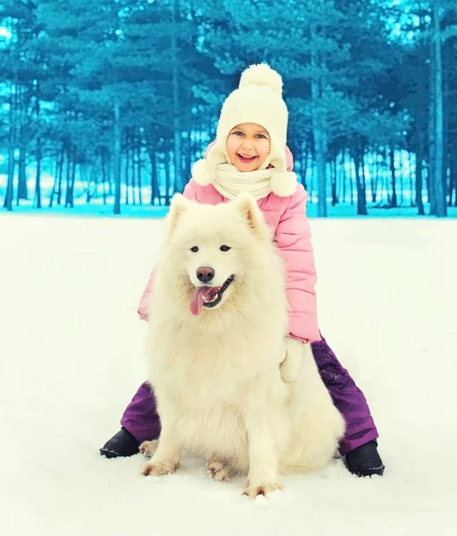 행복 하 게 웃는 아이 화이트 Samoyed 개 눈 겨울에 — 스톡 사진