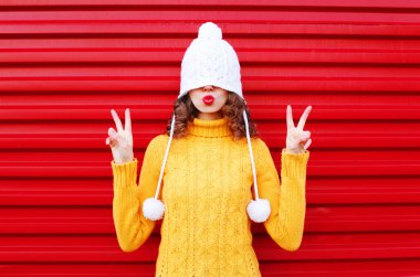 Kırmızı dudaklar esen serin kız moda giyen colorf öp hava yapar