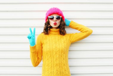Kırmızı dudaklar renkli giyen üfleme kadın moda örgü sarı s