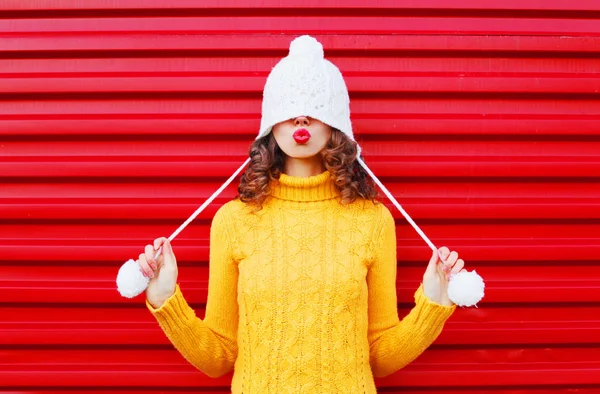Mode glückliche Frau bläst rote Lippen macht Luftkuss tragen colo — Stockfoto
