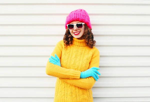 Mode porträtt leende kvinna bär färgglada stickad rosa hatt — Stockfoto