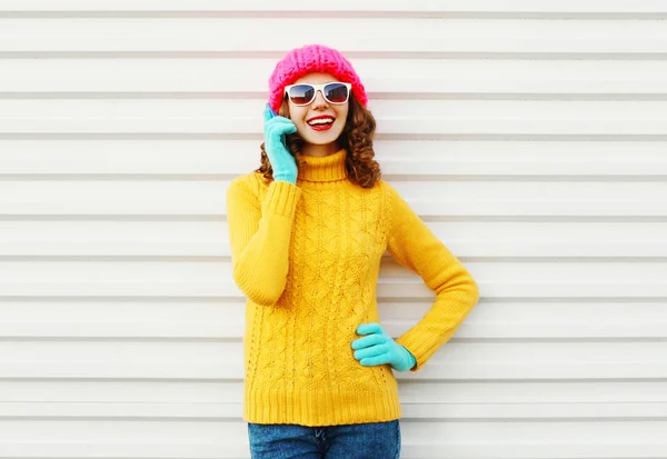 Divat télen nő beszél a smartphone rajta színes kötött — Stock Fotó