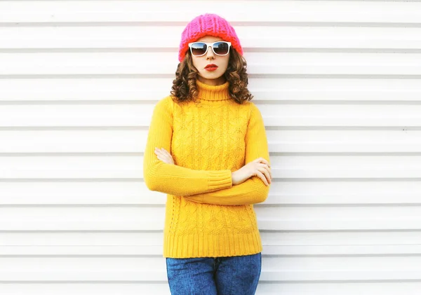 Mode ung kvinna som bär stickad rosa hatt, gula färgglada sw — Stockfoto