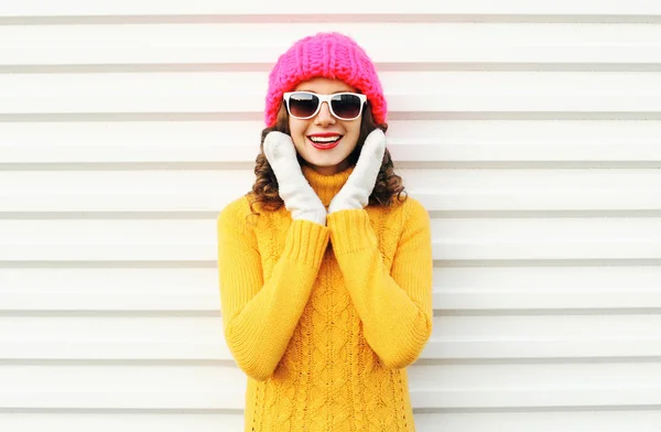 Счастливая улыбающаяся женщина, весело проводящая время в цветной вязаной розовой шляпе — стоковое фото