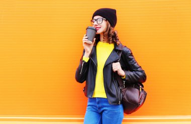 Genç kadın içecekler kahve Kupası giyen gelen genç moda güzel 