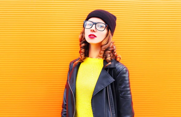 Мода красива жінка в чорному капелюсі і рок-піджаку над барвистим — стокове фото
