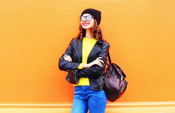 Модная симпатичная улыбчивая женщина с сумкой в черной шляпе, рок — стоковое фото