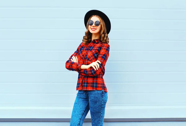 Mode ganska ung leende kvinna som bär en svart hatt, röd chec — Stockfoto