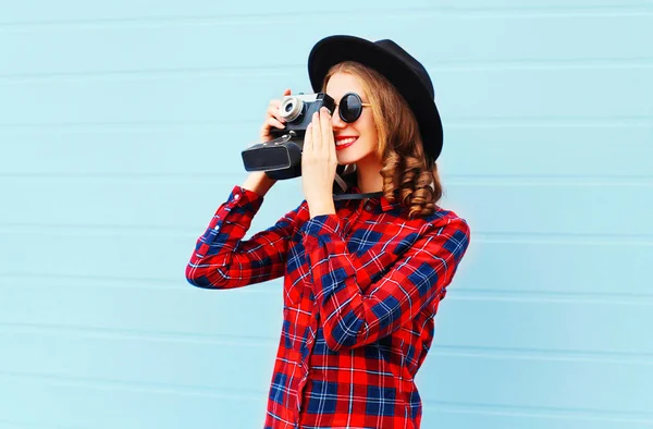 Mode vrij jonge lachende vrouw met retro camera dragen bla — Stockfoto