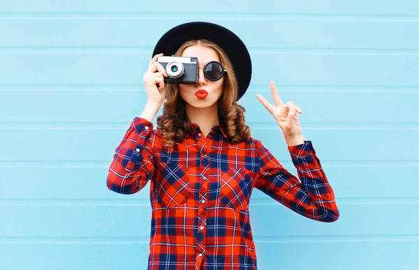 Mooie jonge vrouw mode waait rood lips met retro camera we — Stockfoto