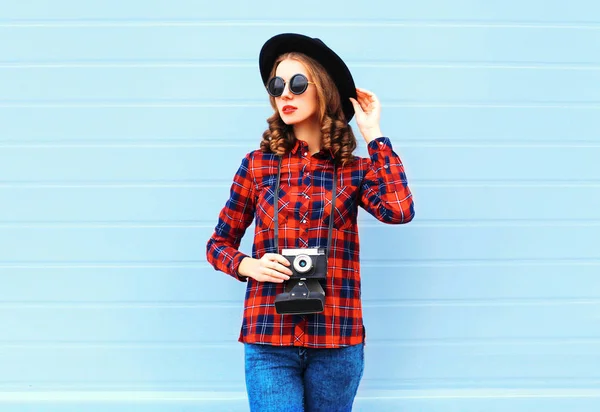 Mode jolie jeune femme avec caméra rétro posant en blac — Photo
