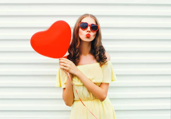 Porträt hübsche Frau mit roten Lippen schickt Kuss mit Luftballon — Stockfoto