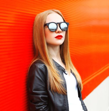 Bir rock siyah ceket ve sunglasse giyen kadın moda portre