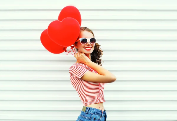 Szczęśliwy uśmiechający się kobieta z powietrza balony kształt serca zabawy ove — Zdjęcie stockowe