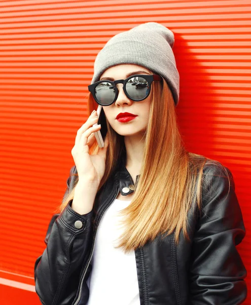 Moda portre kadın şehirde smartphone üzerinde kırmızı ba söz — Stok fotoğraf