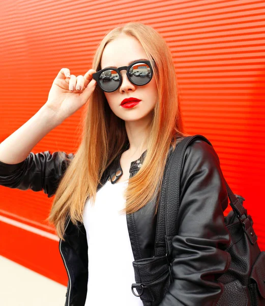 Modeporträt Frau mit Rock-schwarzer Jacke und Sonnenbrille — Stockfoto