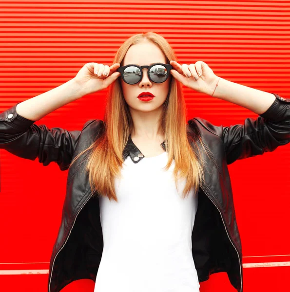 Bir rock siyah ceket ve güneş giyen moda portre genç kadın — Stok fotoğraf