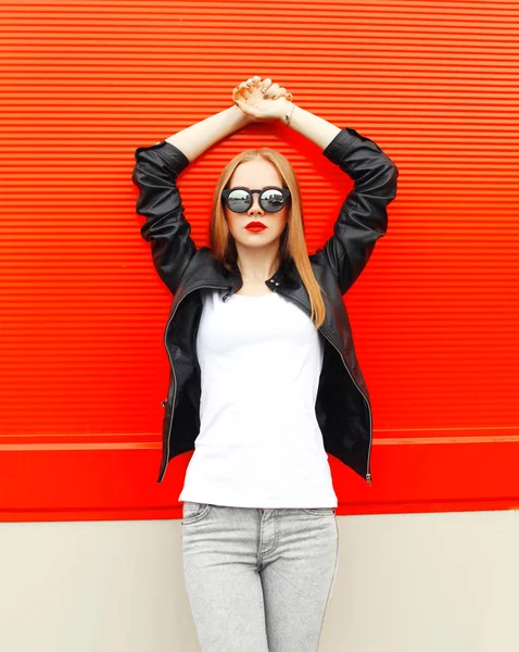Mode hübsche Frau trägt eine felsenschwarze Jacke und Sonnenbrille — Stockfoto