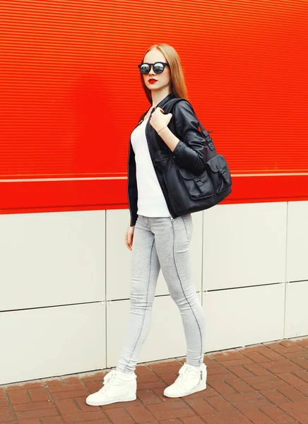 Donna di moda che indossa una giacca nera rock, occhiali da sole e borsa wa — Foto Stock