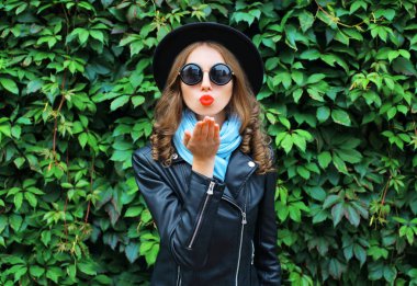 Moda portre genç kadın kırmızı dudaklar wea üfleme hava öpücük gönderir