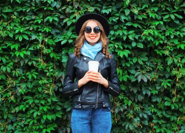 B moda portre genç kadınla kahve fincanı yeşil üzerinde bırakır