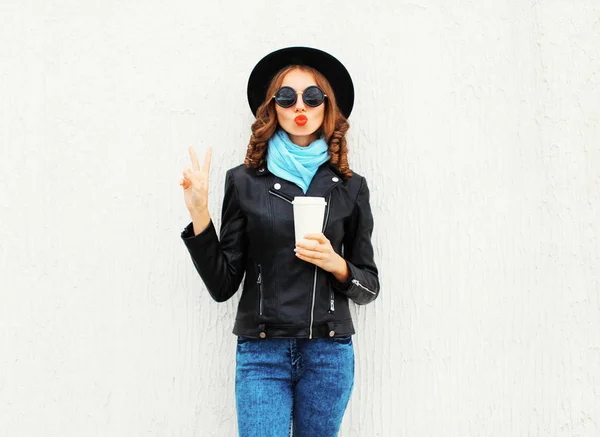 Mode cooles Mädchen mit Kaffeetasse macht Luft küssen rote Lippen weari — Stockfoto