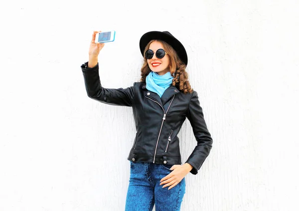 Mode cool ung leende tjej tar bild självporträtt på — Stockfoto
