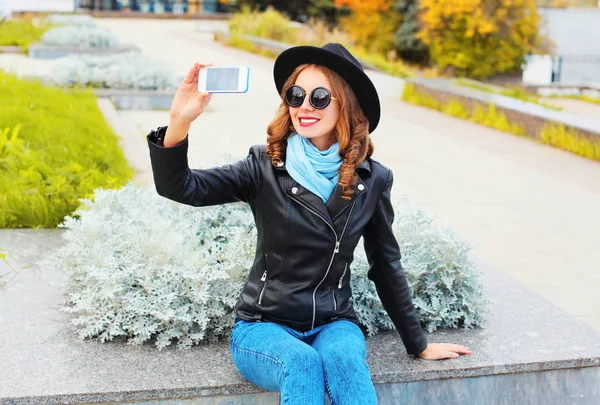 Moda fresco joven sonriente chica tomando autorretrato en smartpho — Foto de Stock