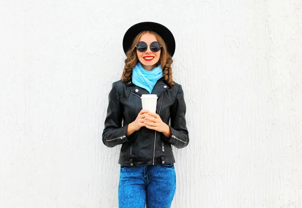 Moda chica cool feliz con taza de café con jacke rock negro — Foto de Stock