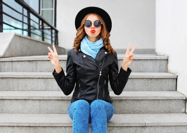 Retrato de moda feliz jovem mulher fazendo ar beijo lábios vermelhos desgaste — Fotografia de Stock