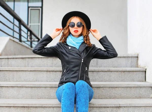 Mode porträtt ganska ung kvinna som bär svart rock jacka, h — Stockfoto