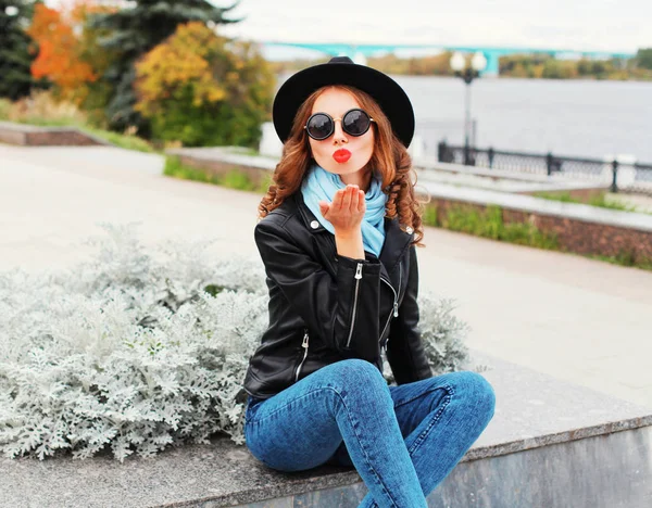 Retrato de moda mujer joven haciendo aire beso labios rojos usando bl — Foto de Stock