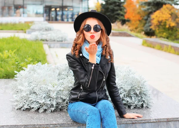 Retrato de moda joven mujer envía aire beso soplado labios rojos wea —  Fotos de Stock