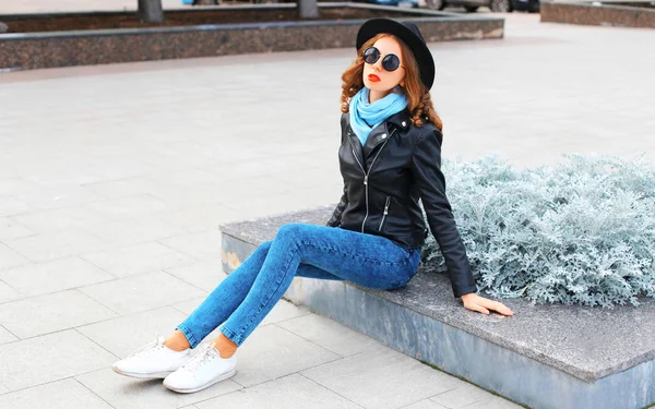 Moda bonita mujer joven en chaqueta de roca negro, sombrero en la ciudad par —  Fotos de Stock