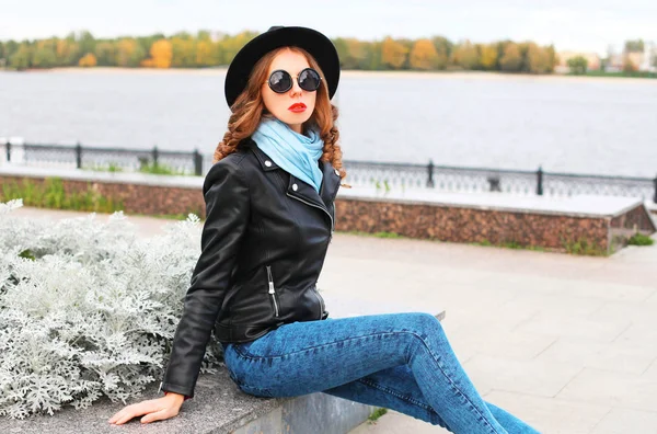 Fashion pretty young woman posing wearing a black rock jacket, h — Stock Photo, Image