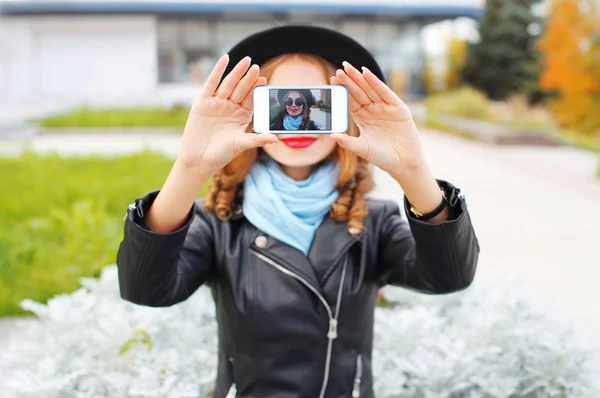 Mujer de moda tomando foto autorretrato en el teléfono inteligente en la ciudad c — Foto de Stock