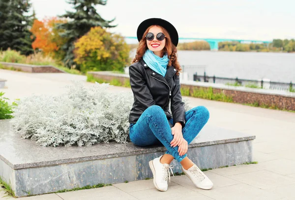 Moda joven sonriente mujer posando vistiendo chaqueta de roca negro, ha — Foto de Stock